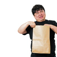 注文した商品と違うものが入っていて頭を抱える男性の写真