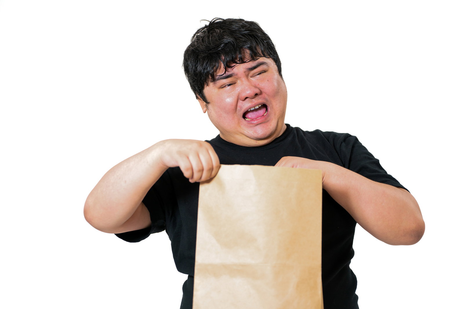 紙袋を開けてがっかりした表情の男性［モデル：段田隼人］