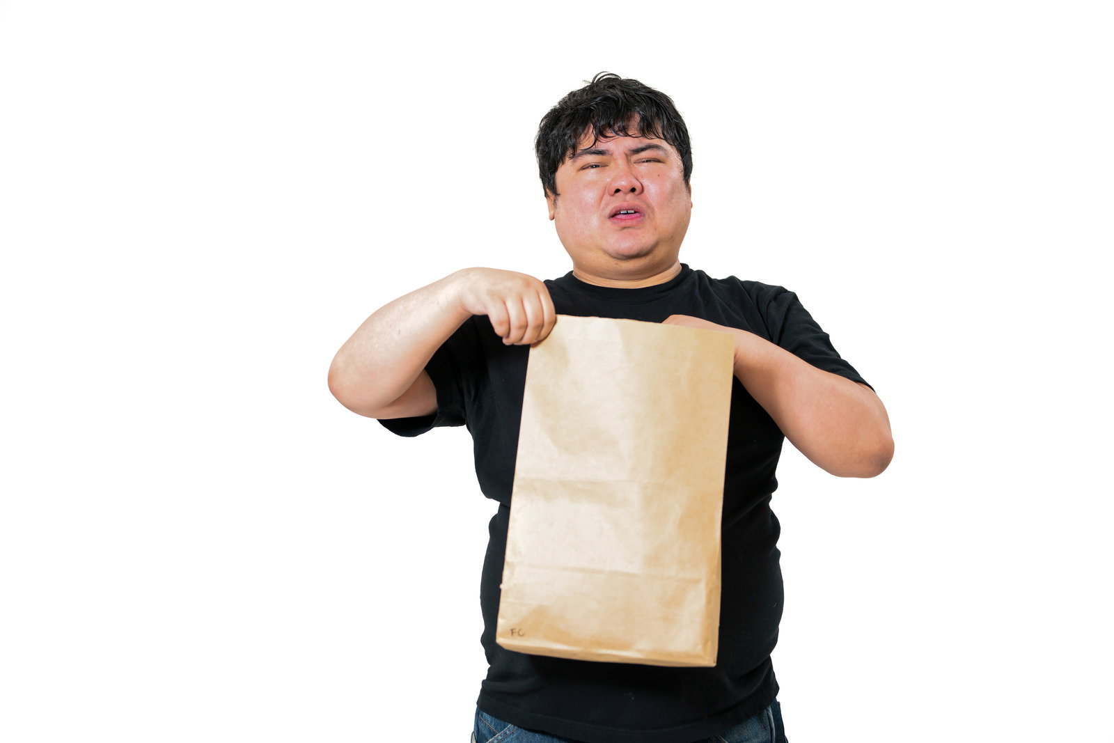 紙袋の中身を確認する表情で戸惑う男性［モデル：段田隼人］