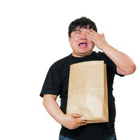 左目を押えて号泣する紙袋を持った黒いTシャツの男性の写真