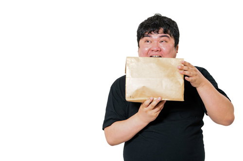 口を開けて紙包みを受け取る男性の驚き表情