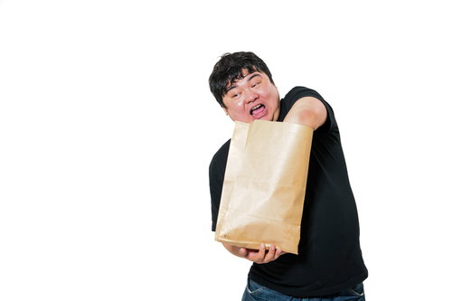 豪快に紙袋の中身に手を突っ込む開封シーン