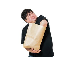 手探りで中身を探る男性と紙袋の小包を受け取る瞬間の写真