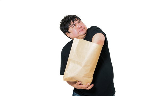 手探りで中身を探る男性と紙袋の小包を受け取る瞬間