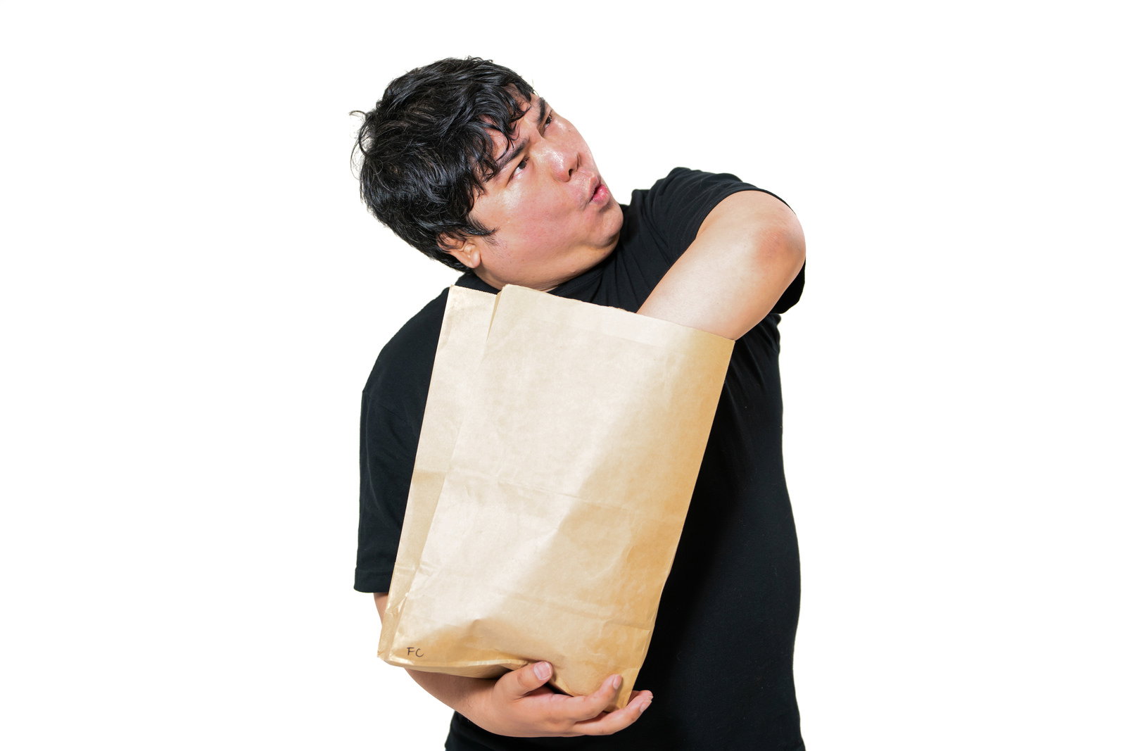 紙袋の中身を手探りで確認する男性［モデル：段田隼人］