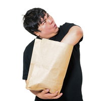 紙袋の中身を手探りで当てようとする男性のゲームの写真