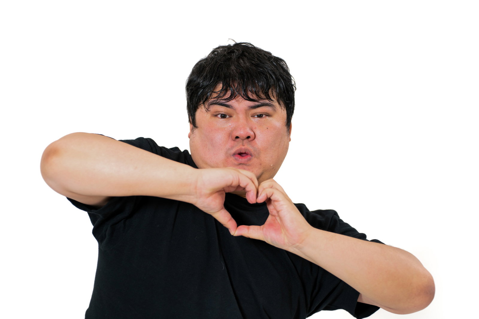 両手でハート型をつくり微笑む黒シャツの男性［モデル：段田隼人］