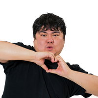 両手でハートマークをつくる黒シャツの男性の写真