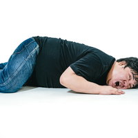 床ひんやりきもちいい、デニムで倒れて叫ぶ男性の写真