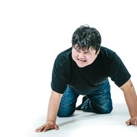 しかめっ面して土下座する男性の写真