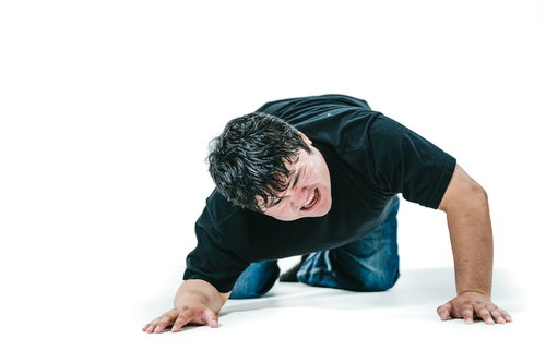 両手を地面について後悔の表情を浮かべる男性