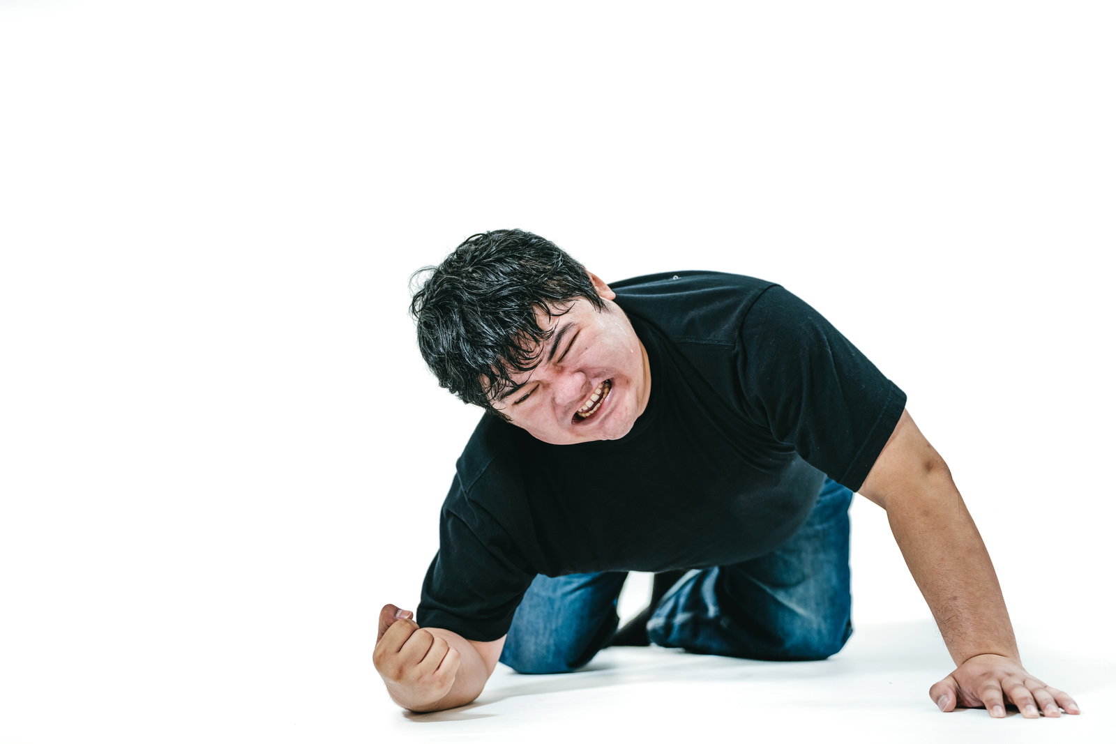 両手を地面に付いて屈辱的な表情を見せる男性［モデル：段田隼人］