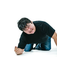 両手を地面について屈辱的な扱いを受ける男性の写真