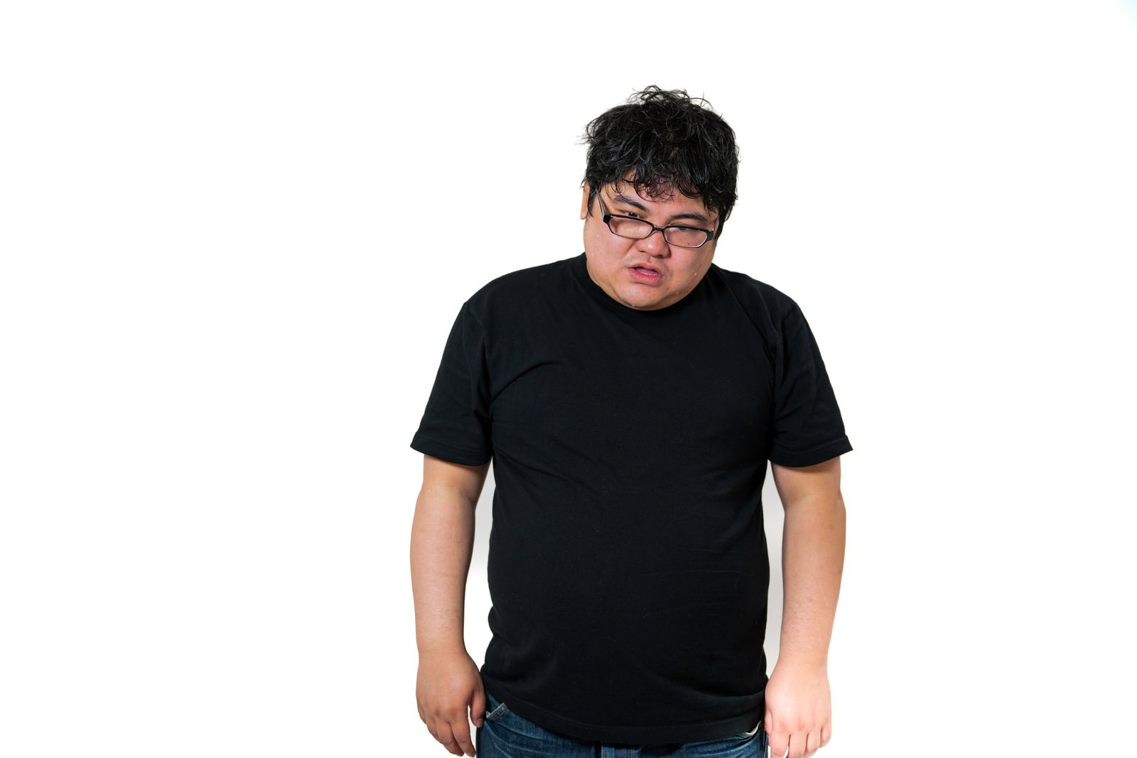 眼鏡をかけて唖然とした表情の男性が下を向いている［モデル：段田隼人］