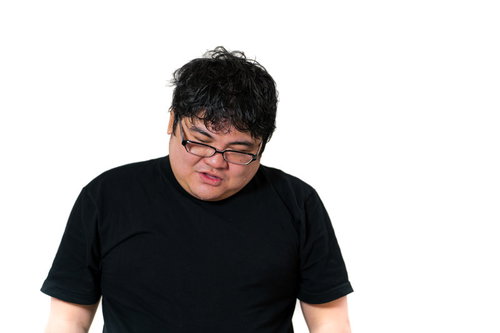 黒縁メガネをかけた疲労困憊で呆然とした表情の男性