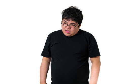 呆然と立ち尽くす眼鏡男子