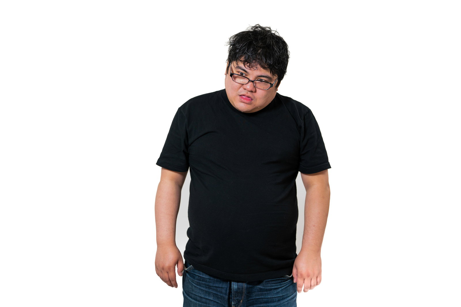 黒いTシャツを着た眼鏡の男性が手で額を押さえて辛そうな表情をしている［モデル：段田隼人］