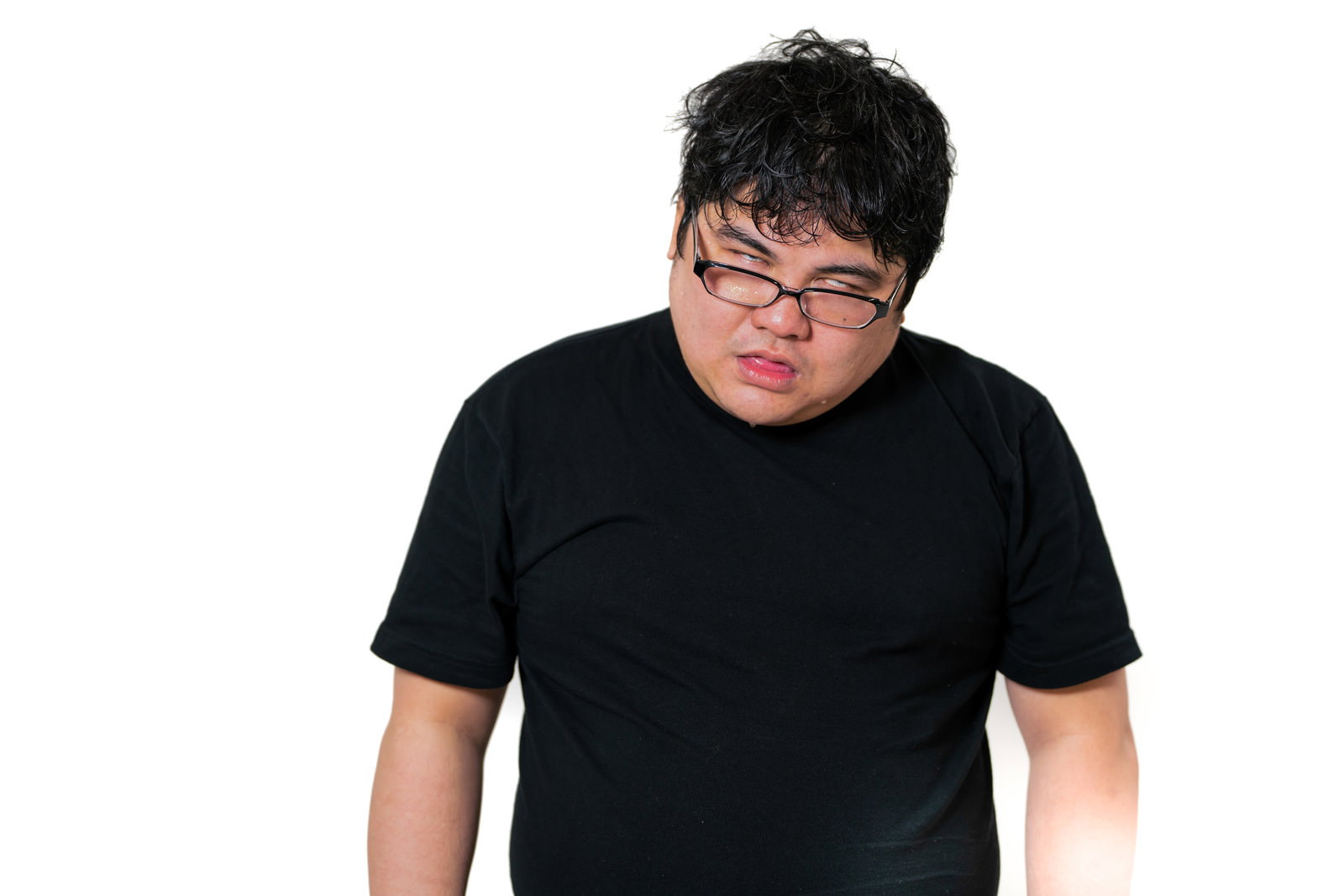 下を向いて悔しそうな表情を浮かべる黒Tシャツで眼鏡の男性［モデル：段田隼人］