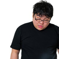 黒いTシャツを着た酩酊状態のメガネ男性の写真