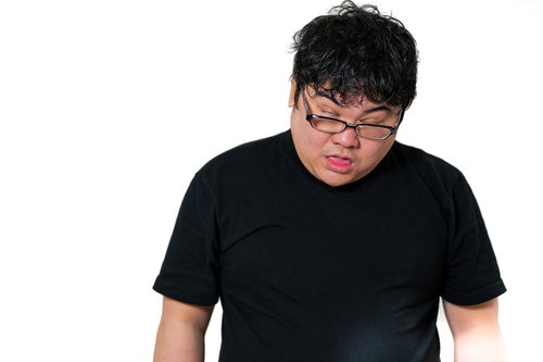 黒いTシャツを着た酩酊状態のメガネ男性