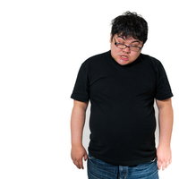 白目をむいて放心状態の黒Tシャツを着たメガネ男性の写真