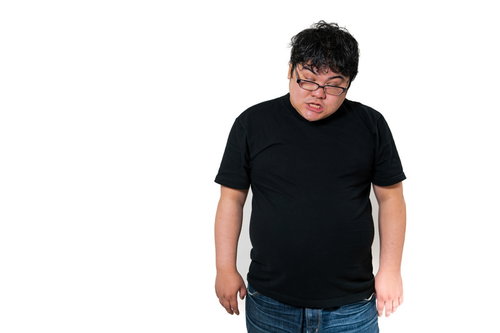 白目をむいて放心状態の黒Tシャツを着たメガネ男性