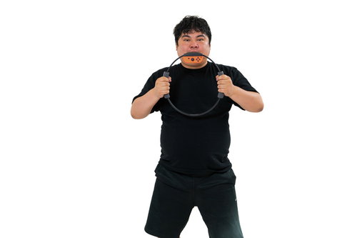 リングコンを両手で握りしめてエクササイズする男性