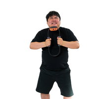 トレーニング器具を握り力を込めて運動する男性の写真