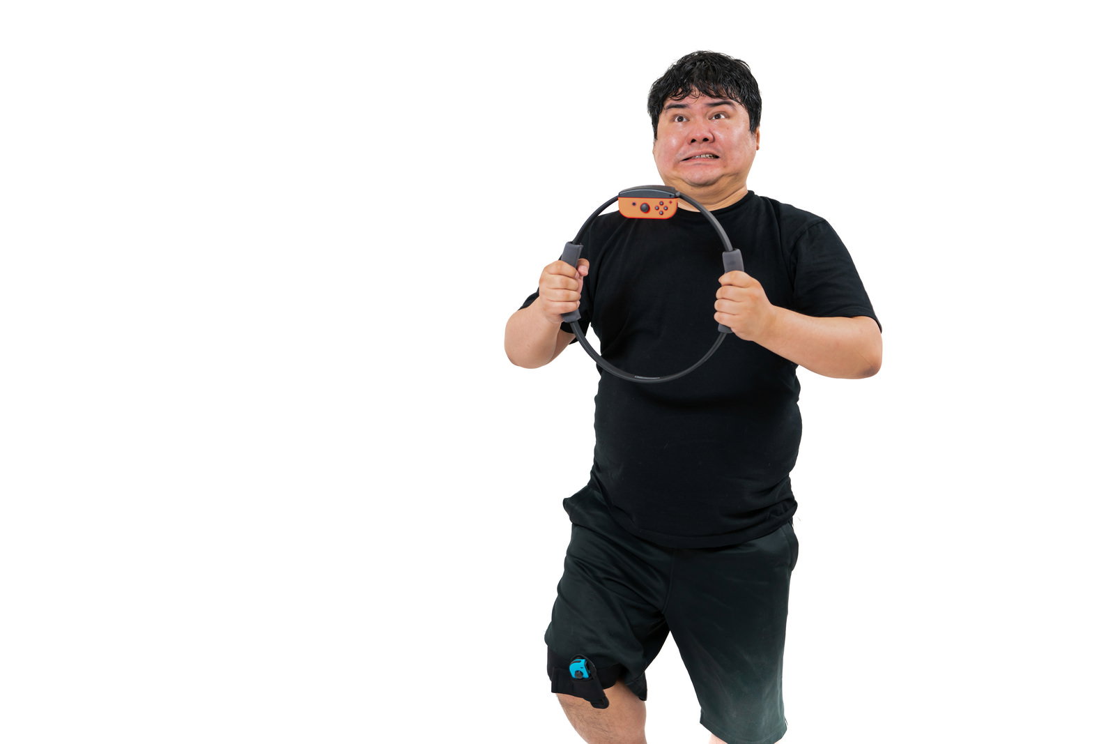リングフィットでエクササイズをする黒いウェアの男性［モデル：段田隼人］