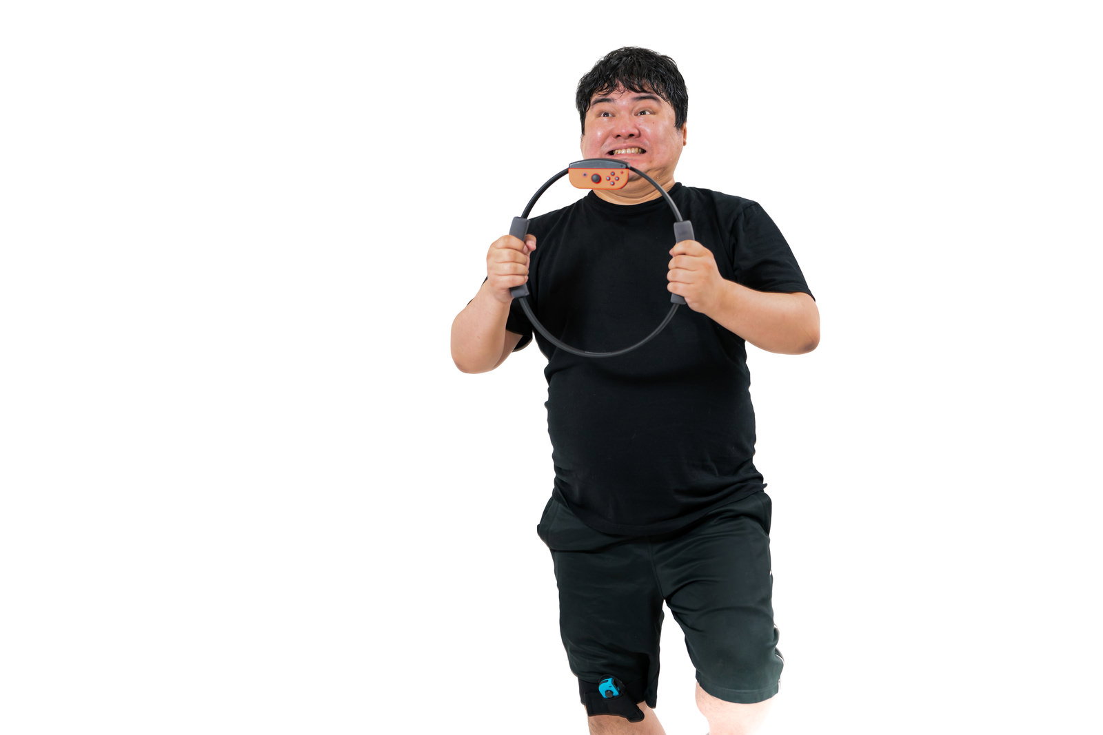 リングコントローラーを持って運動している黒いTシャツの男性［モデル：段田隼人］