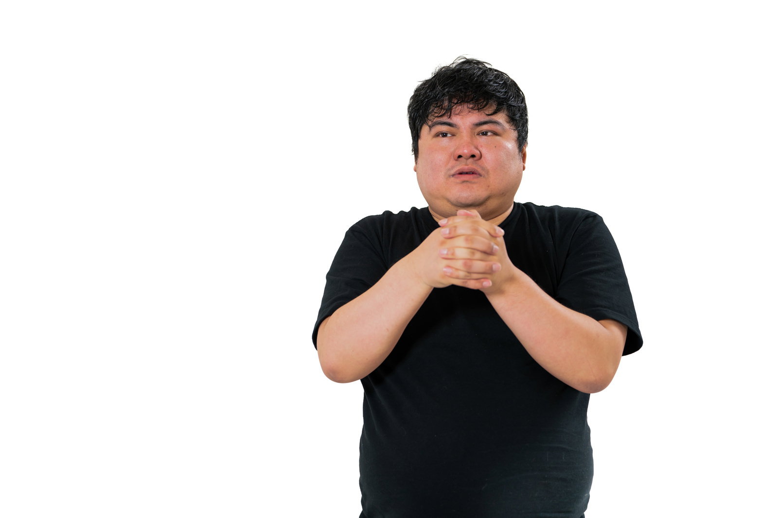 黒いTシャツを着た男性が両手を組んで構えるポーズを取っている［モデル：段田隼人］
