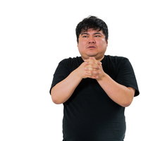 そろそろ本気だすかなと気合を入れる黒いTシャツの男性の写真