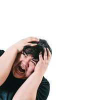 黒Tシャツ姿で両手で頭を抱えて叫ぶ男性の写真