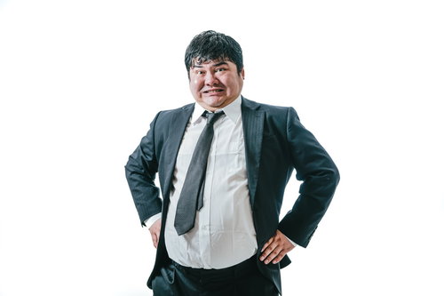 両手を腰に当てて威張るかっぷくのよい係長