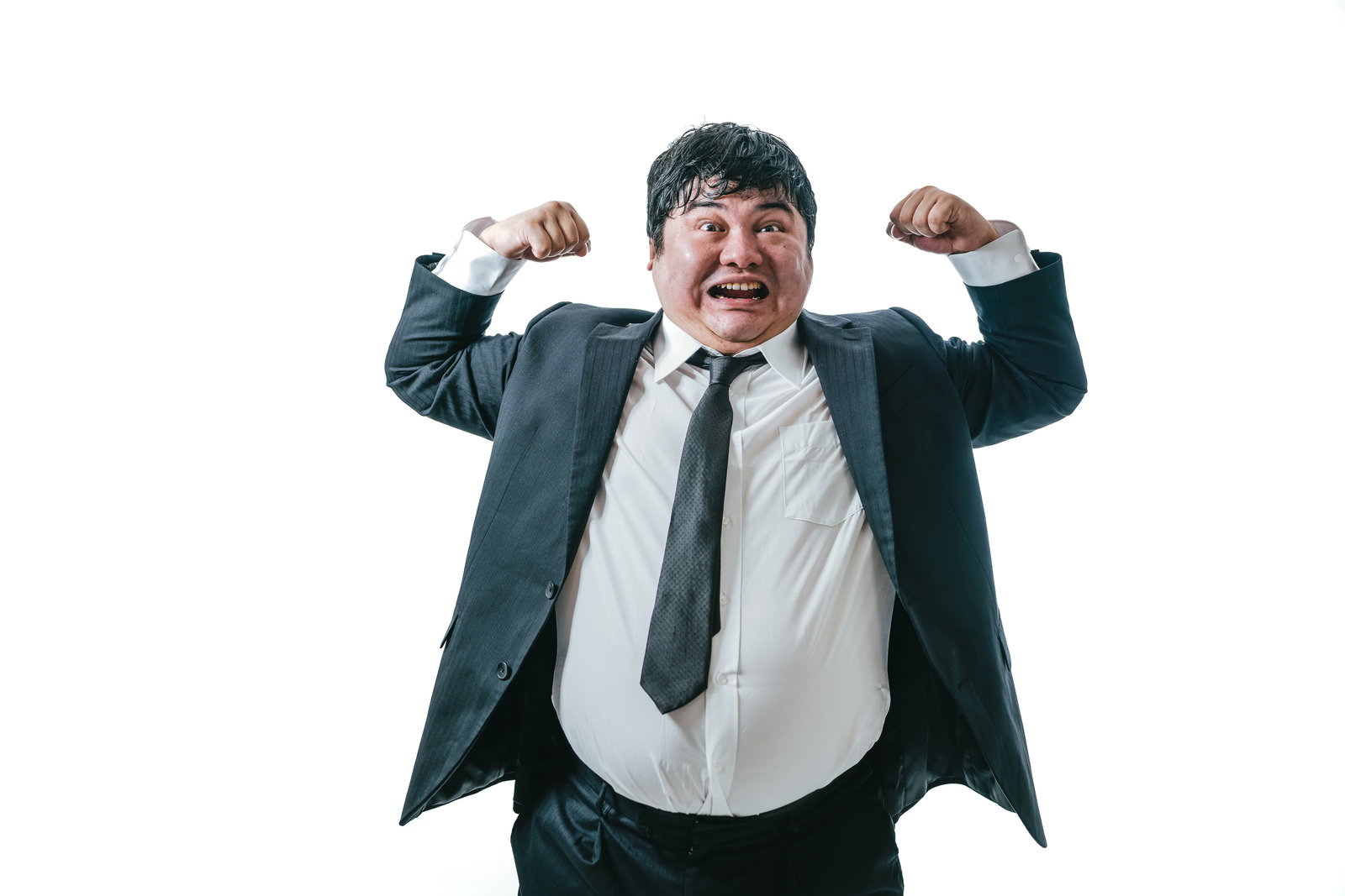 グレースーツの会社員がマッスルポーズで笑顔を見せている［モデル：段田隼人］