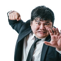 お前も『社員』だ、スーツ姿でパンチを繰り出す男性の写真