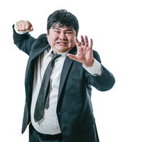 殴り返そうとする怒った会社員の男性、スーツ姿で激怒する職場トラブルの写真