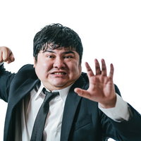 攻撃から身を守る防御ポーズをとるスーツ姿の弱々男子の写真