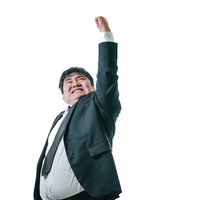 腕を大きく振り上げる男性会社員のガッツポーズの写真