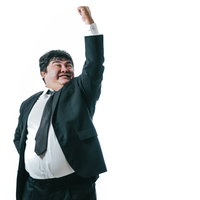 黒いスーツの男性が拳を天高く突き上げるガッツポーズの写真