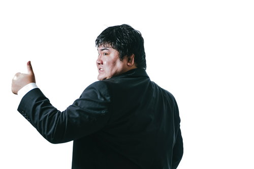 いい仕事だったぜGJ、親指を立てる男性、成功と承認のジェスチャー