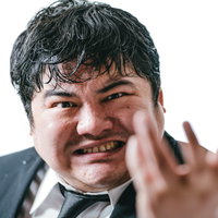 怒りが収まらない会社員男性のビジネスマンの写真