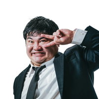 イエーイ、ピース！する笑顔の会社員男性のビジネスポートレートの写真