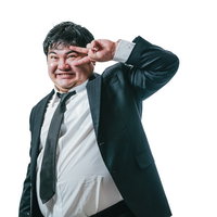 目の横でピースサインを決める男性会社員、紺スーツ姿の写真