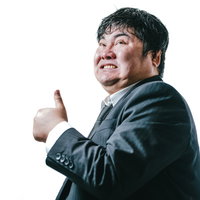苦しまみれのいいね！親指を立てるスーツ姿の男性の写真