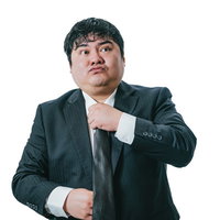 ネクタイを締め直す男性会社員のビジネスポートレートの写真