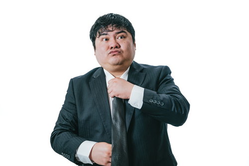 ネクタイを締め直す男性会社員のビジネスポートレート