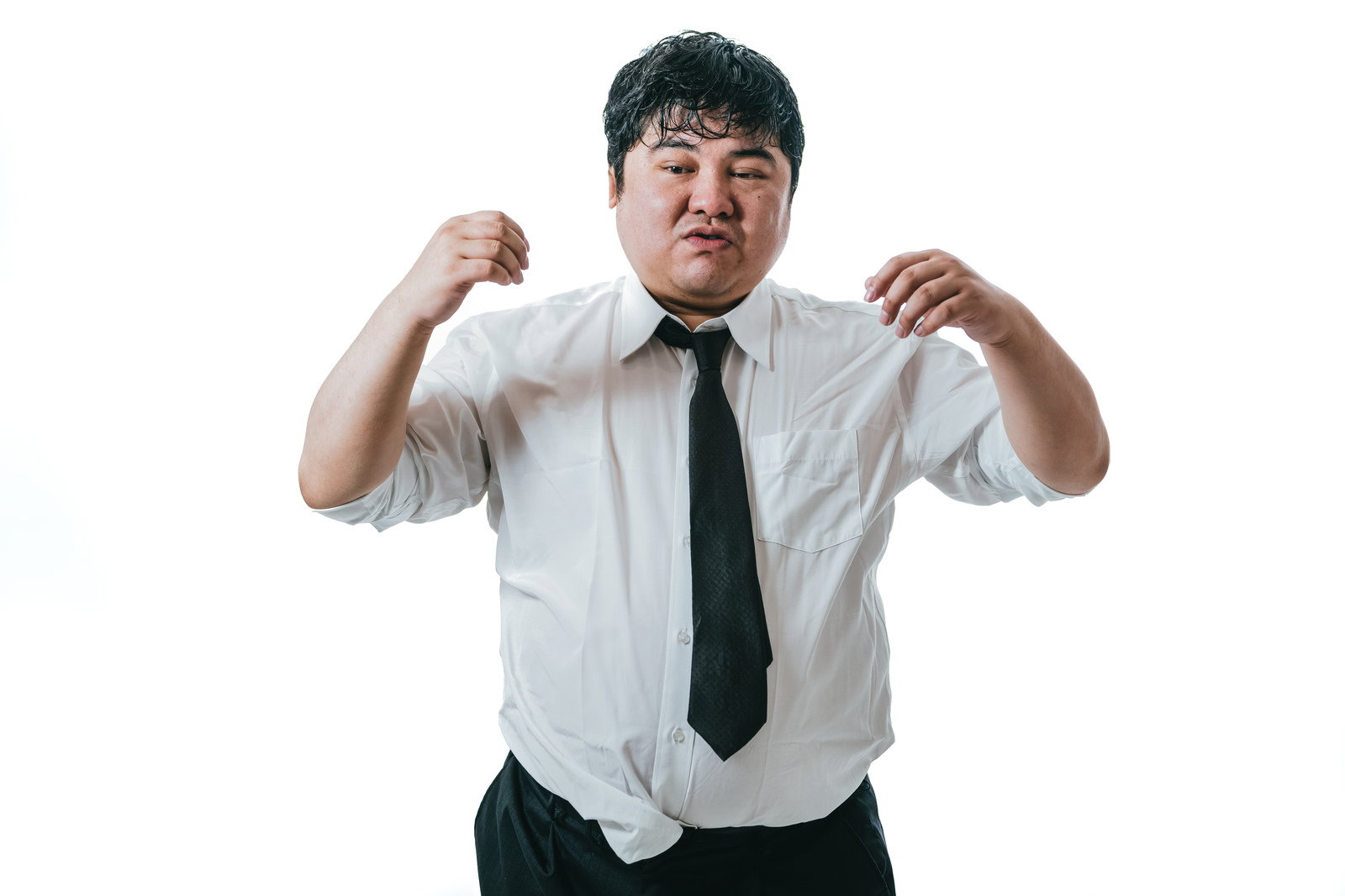 白いワイシャツとネクタイ姿で汗をかいている会社員男性［モデル：段田隼人］