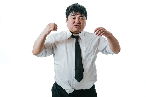 上着を脱いだら汗だく会社員、猛暑の職場で汗まみれ