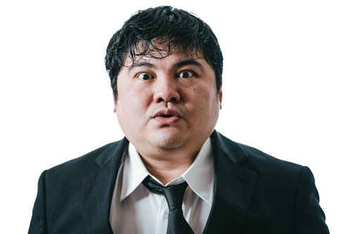 目力の強い男性会社員